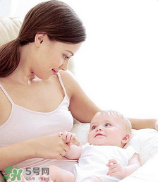 寶寶一般在什么時候會叫爸爸媽媽？寶寶說話和智力有關(guān)系嗎