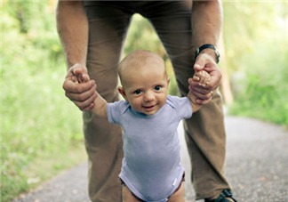 寶寶一歲多了還不會走路怎么辦？寶寶走路晚是什么原因造成的