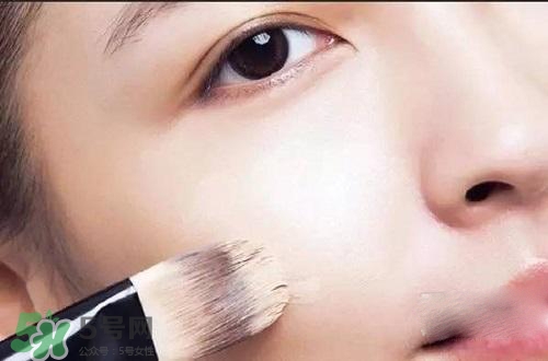 粉底液可以涂在眼部嗎？粉底液涂在眼部有什么危害？