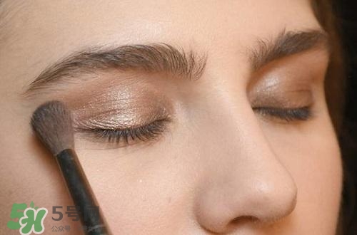 粉底液可以涂在眼部嗎？粉底液涂在眼部有什么危害？