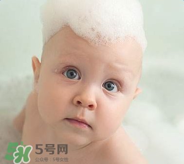 寶寶頭皮上的污垢可以摳掉嗎？寶寶頭上的頭垢該怎么處理？