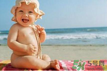 夏日海邊寶寶游泳怎么防曬？海邊親子游泳防曬注意事項(xiàng)