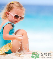 夏日海邊寶寶游泳怎么防曬？海邊親子游泳防曬注意事項(xiàng)