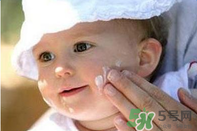 夏日海邊寶寶游泳怎么防曬？海邊親子游泳防曬注意事項(xiàng)