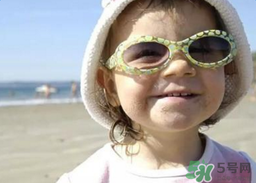 夏日海邊寶寶游泳怎么防曬？海邊親子游泳防曬注意事項(xiàng)