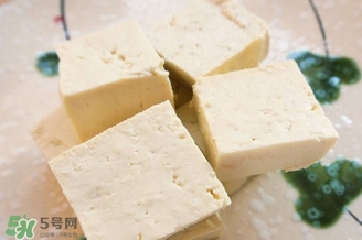 黑魚(yú)能和豆腐一起吃嗎？豆腐可以和黑魚(yú)一起吃嗎