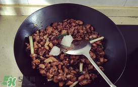 別人家的室友！成都女孩為室友帶了一盆冷吃兔