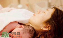 產(chǎn)后皮膚干燥起皮又很癢是怎么回事？生完小孩后皮膚特干怎么辦？