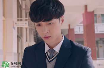 5元的礦泉水他都嫌貴 慈善夜他捐出一個救護(hù)車隊(duì)