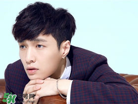 5元的礦泉水他都嫌貴 慈善夜他捐出一個救護(hù)車隊(duì)