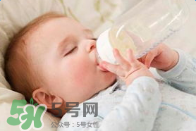 寶寶溢奶怎么辦？寶寶溢奶怎么做？