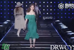 穿著高跟鞋翻跟頭走t臺模特同款綠色裙子是什么牌子？