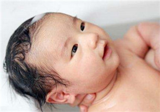 嬰兒洗頭怎么洗？嬰兒洗頭注意事項(xiàng)