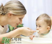 嬰兒吃魚(yú)肝油能打預(yù)防針嗎？嬰兒吃魚(yú)肝油影不影響打預(yù)防針？