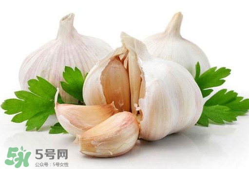 蒜頭能生吃嗎？蒜頭生吃好還是熟吃好