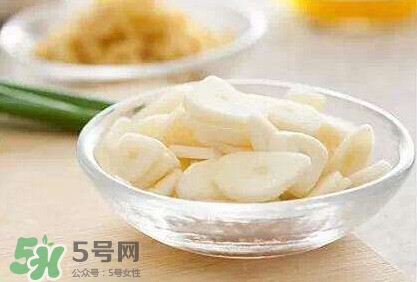 生吃蒜頭有什么好處？生吃蒜頭的功效和作用