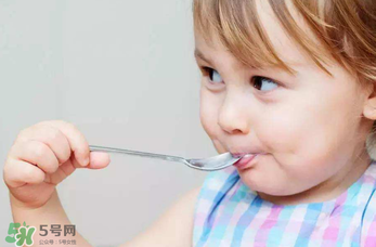 寶寶吃米粉拉綠便便怎么回事？寶寶吃米粉拉綠色要緊嗎？