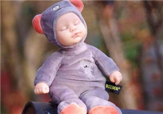 餃子送米雅的娃娃是什么牌子？比伯娃娃怎么樣？