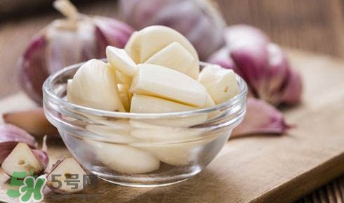 生吃蒜頭有什么好處？生吃蒜頭的功效和作用