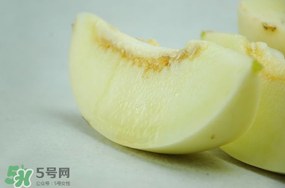 為什么吃甜瓜會嗓子疼？吃甜瓜嗓子疼怎么辦？