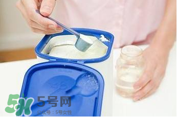 開水沖奶粉會破壞營養(yǎng)嗎？什么水溫沖奶粉好？