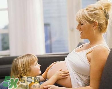 胎兒在媽媽肚子里都會干啥？胎兒的神奇世界