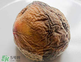 ?桃子發(fā)霉了還可以吃嗎？吃了發(fā)霉的桃子怎么辦？