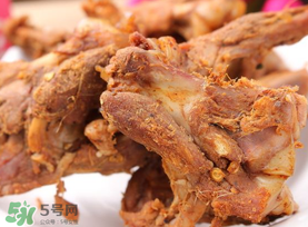 絕味鴨脖能冷凍嗎？絕味鴨脖可以放冰箱嗎？