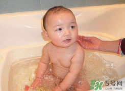 夏天嬰兒洗澡水溫多少度合適？夏天嬰兒洗澡水溫需要多少度？