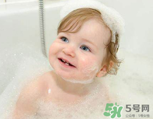 夏天嬰兒洗澡水溫多少度合適？夏天嬰兒洗澡水溫需要多少度？