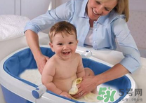 夏天嬰兒洗澡水溫多少度合適？夏天嬰兒洗澡水溫需要多少度？