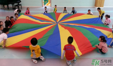 餃子在幼兒園玩的游戲叫什么？彩虹傘的捕魚游戲怎么玩？