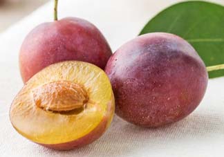 李子能和蝦一起吃嗎？蝦和李子可以一起吃嗎？