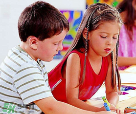 什么原因?qū)е潞⒆有愿駜?nèi)向？孩子性格內(nèi)向該怎么辦？