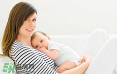 哺乳期能不能涂口紅呢？哺乳期涂口紅對(duì)寶寶有危害嗎？