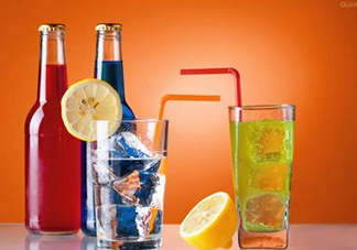 為什么喝碳酸飲料打嗝嗆鼻子？碳酸飲料為什么會冒泡