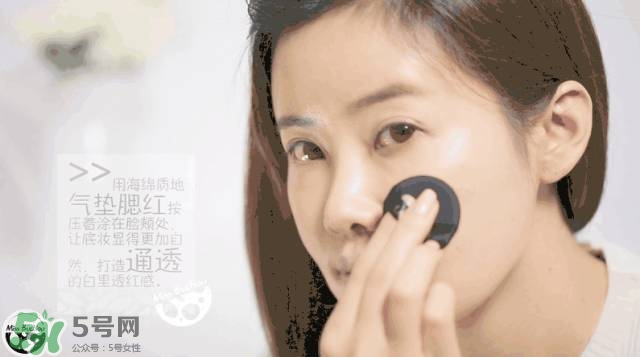 化妝刷上底妝好還是海綿上底妝好 化妝刷上底妝好還是海綿上底妝好