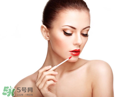 哺乳期能不能涂口紅呢？哺乳期涂口紅對(duì)寶寶有危害嗎？