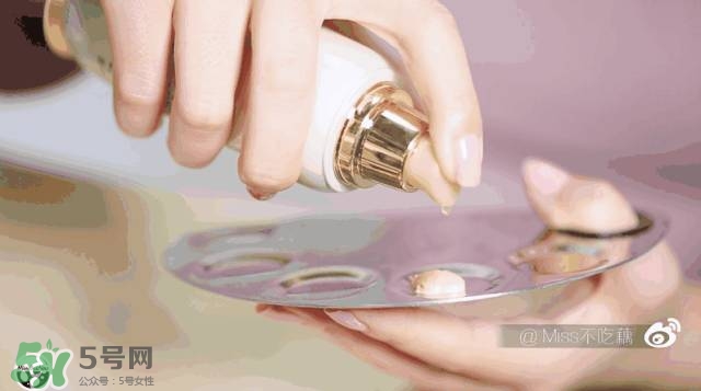 化妝刷上底妝好還是海綿上底妝好 化妝刷上底妝好還是海綿上底妝好