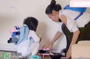 餃子的奶牛背包是什么牌子？寶寶背包應(yīng)該怎么挑選？