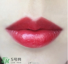 嬌蘭小黑裙022試色 嬌蘭小黑裙唇膏022試色圖 嬌蘭小黑裙022試色 嬌蘭小黑裙唇膏022試色圖