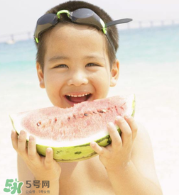 夏天寶寶能不能吃冰西瓜呢？冰西瓜寶寶能吃嗎？