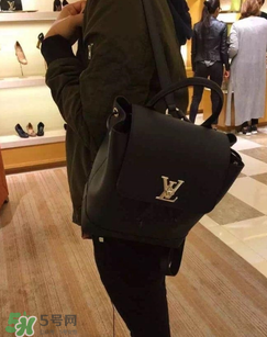 lv lockme包包怎么辨別真?zhèn)?？lv lockme包包真假鑒定