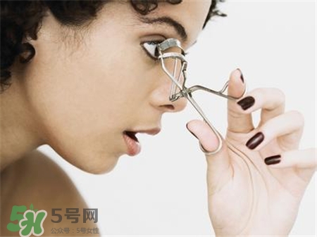 睫毛膏和睫毛夾先用哪一個?先夾睫毛還是先涂睫毛膏? 睫毛膏和睫毛夾先用哪一個?先夾睫毛還是先涂睫毛膏?