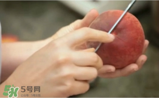 吃桃子要不要削皮？吃桃子的去皮方法