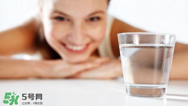 30天不喝飲料，妹子的對(duì)比照令人震驚 喝白開水的好處
