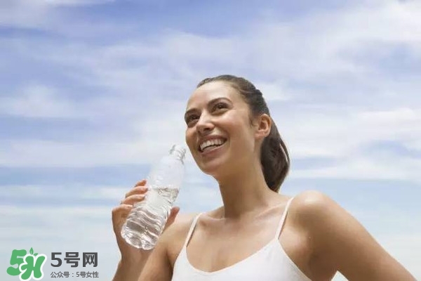 30天不喝飲料，妹子的對(duì)比照令人震驚 喝白開水的好處