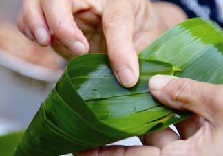 蘆葦葉怎么包粽子？包粽子蘆葦葉如何不裂？