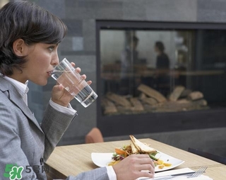 30天不喝飲料，妹子的對(duì)比照令人震驚 喝白開水的好處