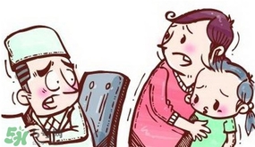 異食癖是什么?。慨愂绸痹趺粗?></p><h3>異食癖怎么治</h3><p>一、補鋅治療異食癖</p><p>缺鋅是異食癖的病因，異食癖是缺鋅的表現(xiàn)。缺鋅可引起味覺素分泌減少。味覺素是一種含鋅的唾液蛋白質(zhì)，是維持口腔粘膜上皮細(xì)胞的結(jié)構(gòu)功能和代謝的重要營養(yǎng)素，故缺鋅可引起口腔粘膜上皮細(xì)胞增生修復(fù)和角化不全，易于脫落，脫落的上皮細(xì)胞易阻塞味蕾孔，使食物難以接觸或接觸味蕾孔不全，不易引起味覺，或造成味覺減退、味覺敏感消失，或致味覺紊亂，發(fā)生食欲不振、厭食或異食癖等臨床表現(xiàn)。國外曾有報道，異食癖患兒血清鋅含量低，補鋅后癥狀改善或消失。國內(nèi)也有類似發(fā)現(xiàn)和臨床診治的經(jīng)驗。</p><p>對于異食癖的治療，有缺鋅、缺鐵者及時口服鋅制劑。嬰幼兒在添加輔食時和年長兒食譜的安排一定要注意含鋅食物的選擇。平時要多關(guān)心孩子，加強對孩子的管教，生活上多一點關(guān)懷和照料。給孩子多講授一些科學(xué)知識，養(yǎng)成良好飲食習(xí)慣，不偏食、挑食。注意個人衛(wèi)生，飯前便后必須洗手，不咬指甲，不吃臟東西和不能吃的非食物性物品。定期給孩子做健康檢查。</p><p>二、飲食治療異食癖</p><p style=